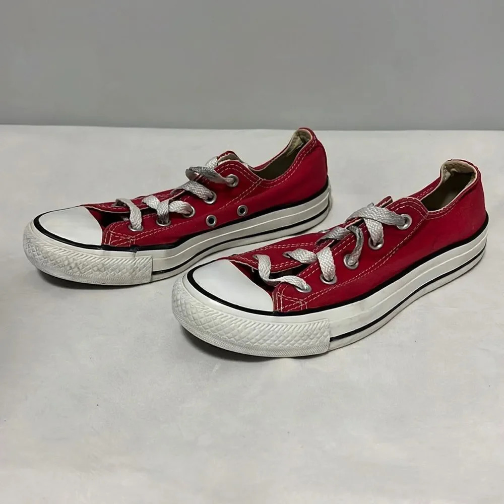 Converse Chuck Taylor All Star Classic Sneakers in Red Women’s size 6 - Picture 3 of 9